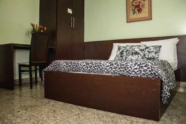 Deluxe dubbelrum | Minibar, skrivbord, arbetsyta för laptop och gratis wi-fi