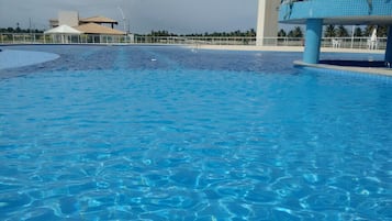 2 hồ bơi ngoài trời