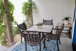 تناول الطعام بالخارج