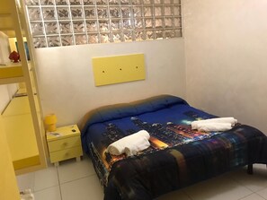 Basic-rum - 1 sovrum - delat badrum | Individuell inredning, unika möbler och strykjärn/strykbräda