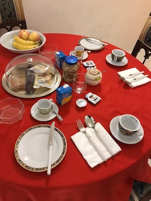 Gratis kontinental frukost varje dag