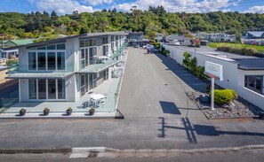 Front of property - Kaikoura Waterfront Apartments (Kaikoura)