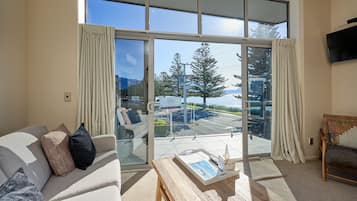 Apartamento Deluxe, 2 habitaciones, vistas al mar | Zona de estar | Televisión de pantalla plana de 32 pulgadas con canales por satélite