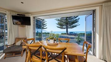 Apartamento Deluxe, 2 habitaciones, vistas al mar | Comedor