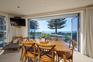 Apartamento luxo, 2 quartos, vista para o oceano | Sala de jantar