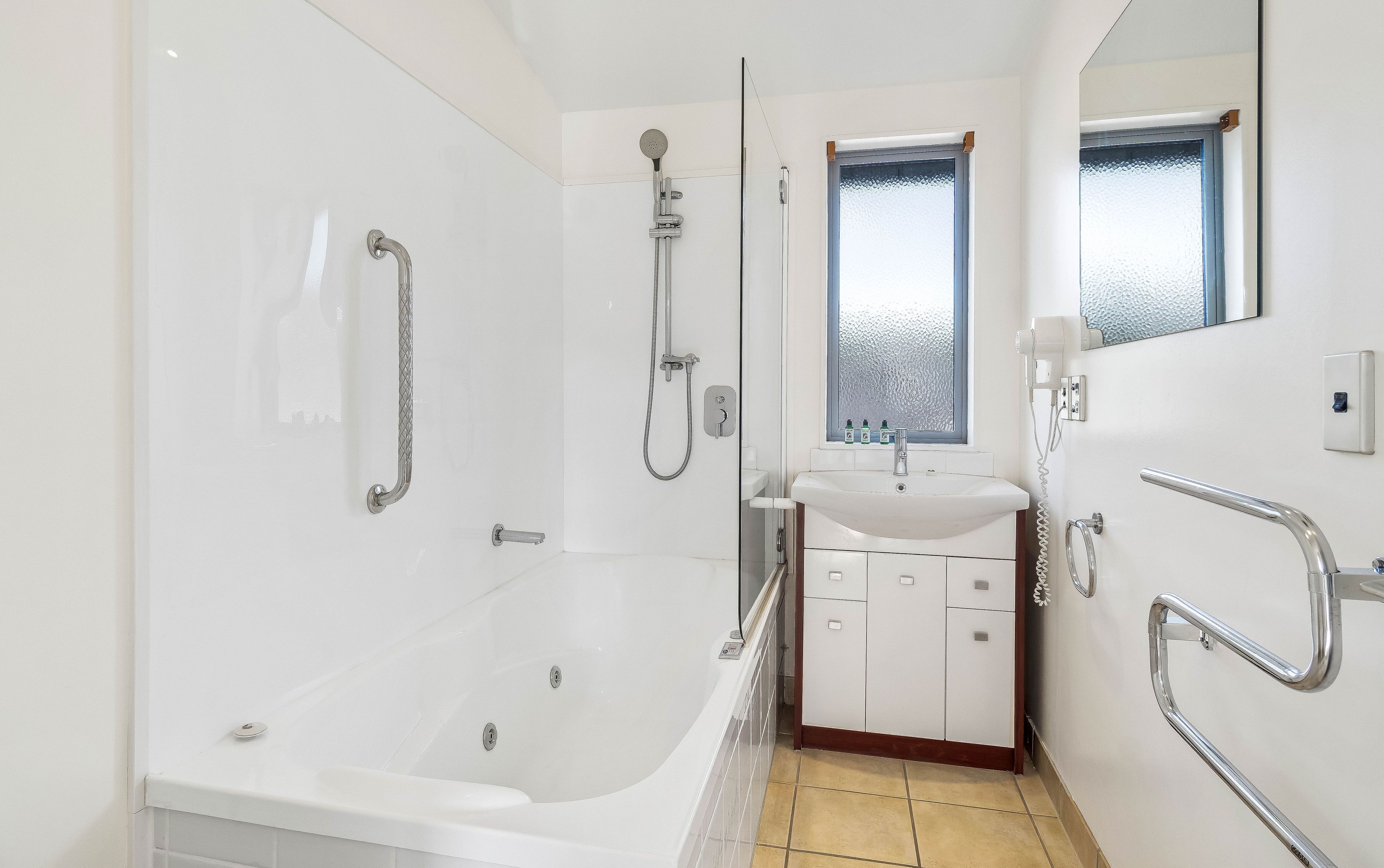 deluxe apartment, 2 bedrooms, ocean view | bathroom | shower, free toiletries, hair dryer, towels