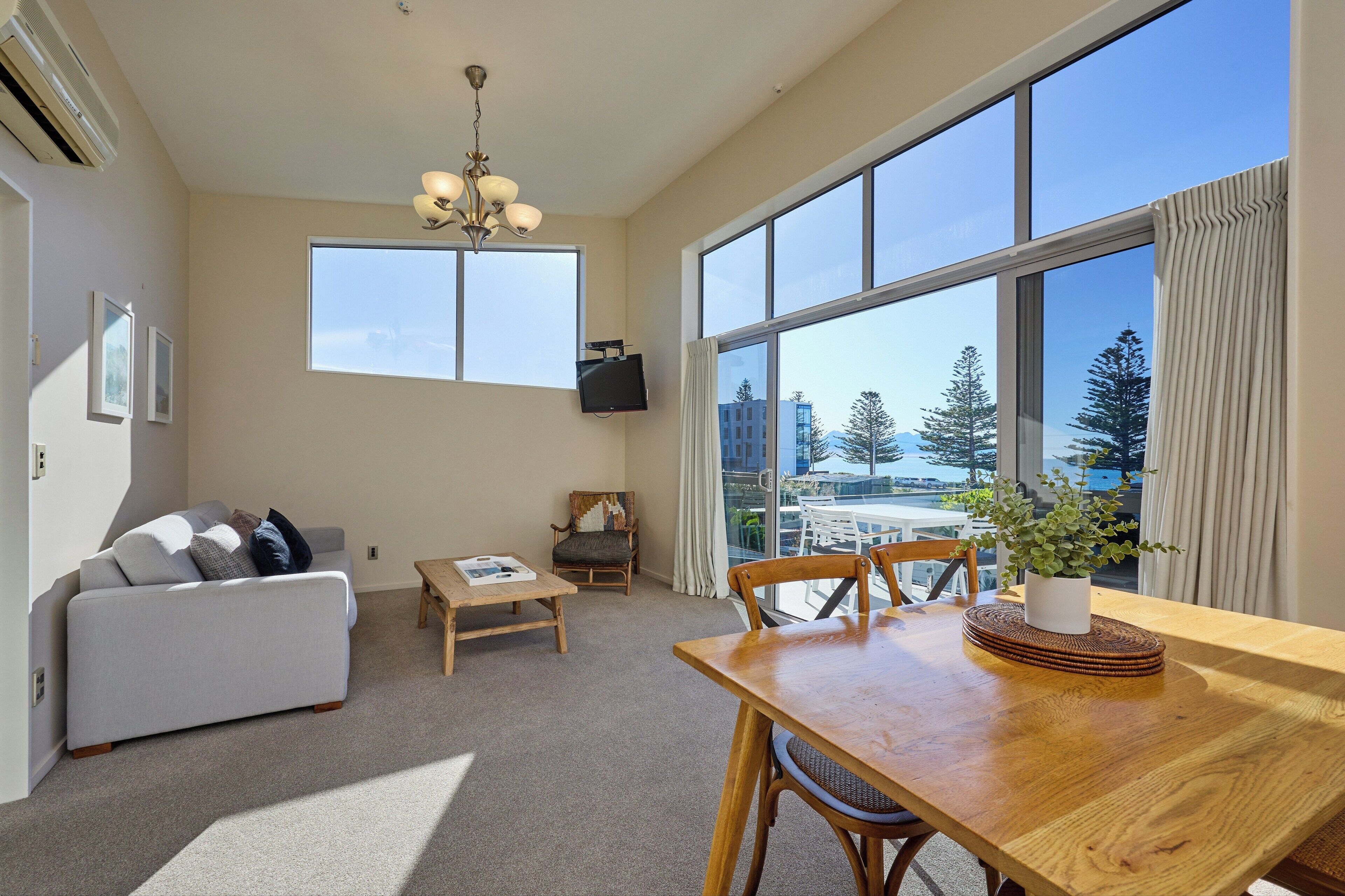 Apartamento, vistas al mar | Zona de estar | Smart TV de 32 pulgadas con canales digitales, Netflix