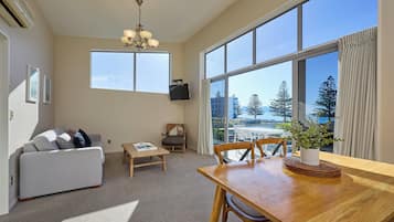Apartamento, vistas al mar | Zona de estar | Smart TV de 32 pulgadas con canales digitales, Netflix