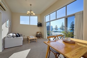 Apartment, Meerblick | Wohnbereich | 32-Zoll-Smart-TV mit Digitalempfang, Netflix, Streaming-Dienste