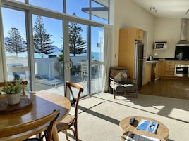 Apartamento, vista para o oceano | Ferros/tábuas de passar roupa, berços (sobretaxa), Wi-Fi de cortesia
