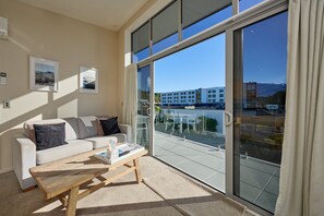 Deluxe Apartment, 2 Bedrooms, Ocean View | Living area
