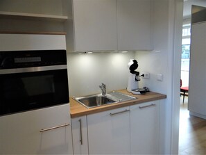 Kühlschrank, Mikrowelle, Ofen, Herdplatte