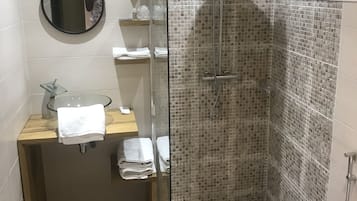 Comfort Double Room | Bathroom | Shower, rainfall showerhead, free toiletries, towels