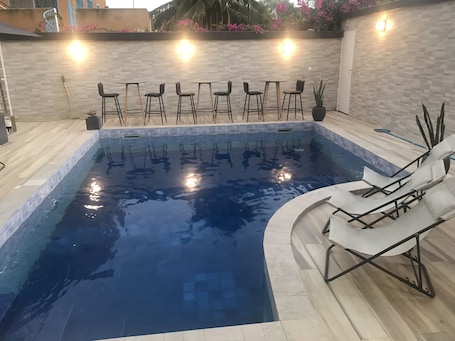 Una piscina al aire libre