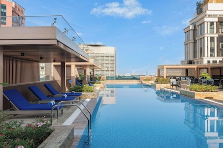 Alberca al aire libre y camastros