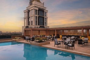 2 bars/lounges, poolside bar - Marriott Executive Apartments Bengaluru UB City (Bengaluru)
