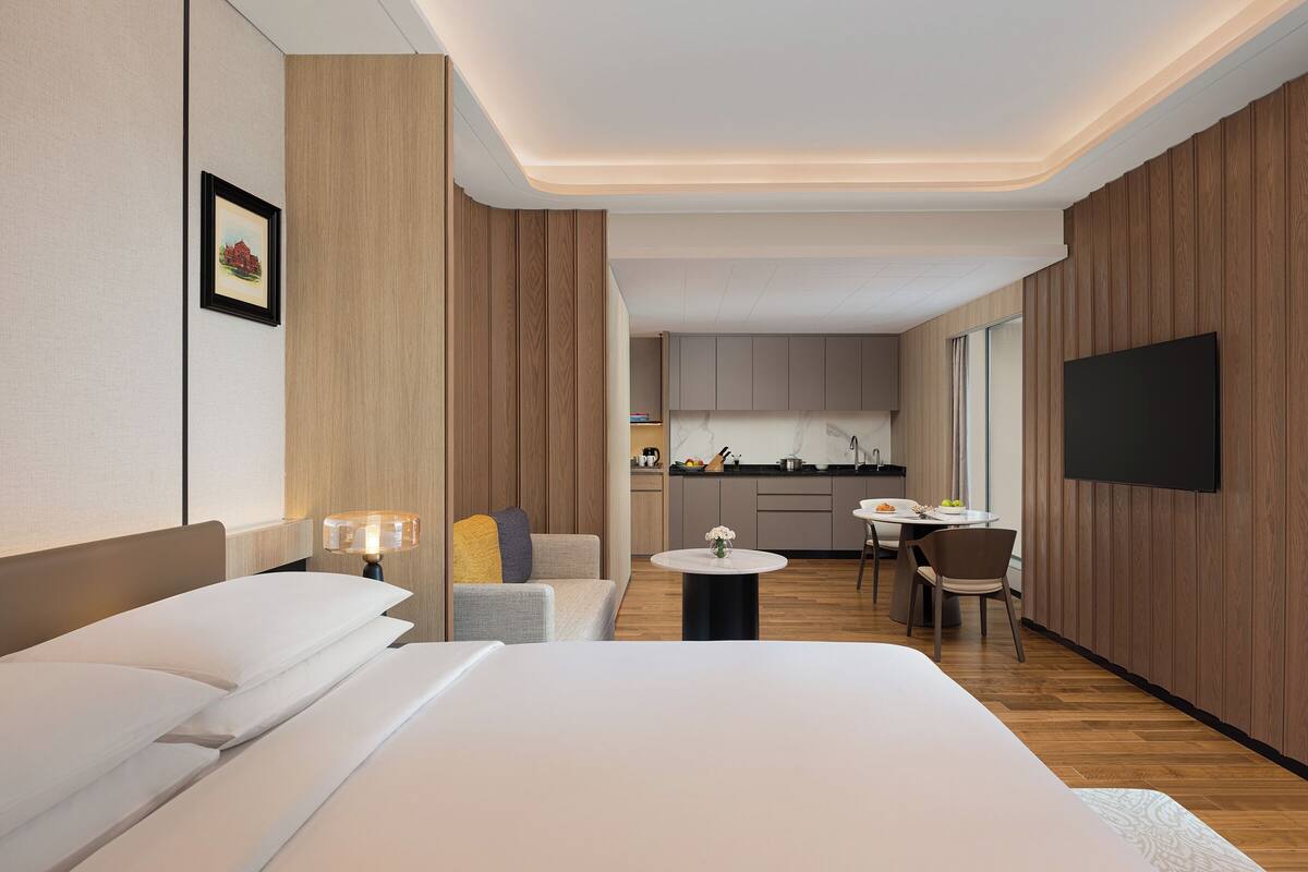 เครื่องนอนระดับพรีเมียม, ผ้านวมขนเป็ด, เตียงเมมโมรีโฟม, มินิบาร์