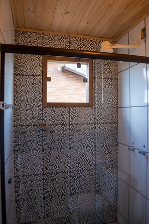 Chalet, 1 habitación, chimenea, vistas a la montaña | Ducha del cuarto de baño