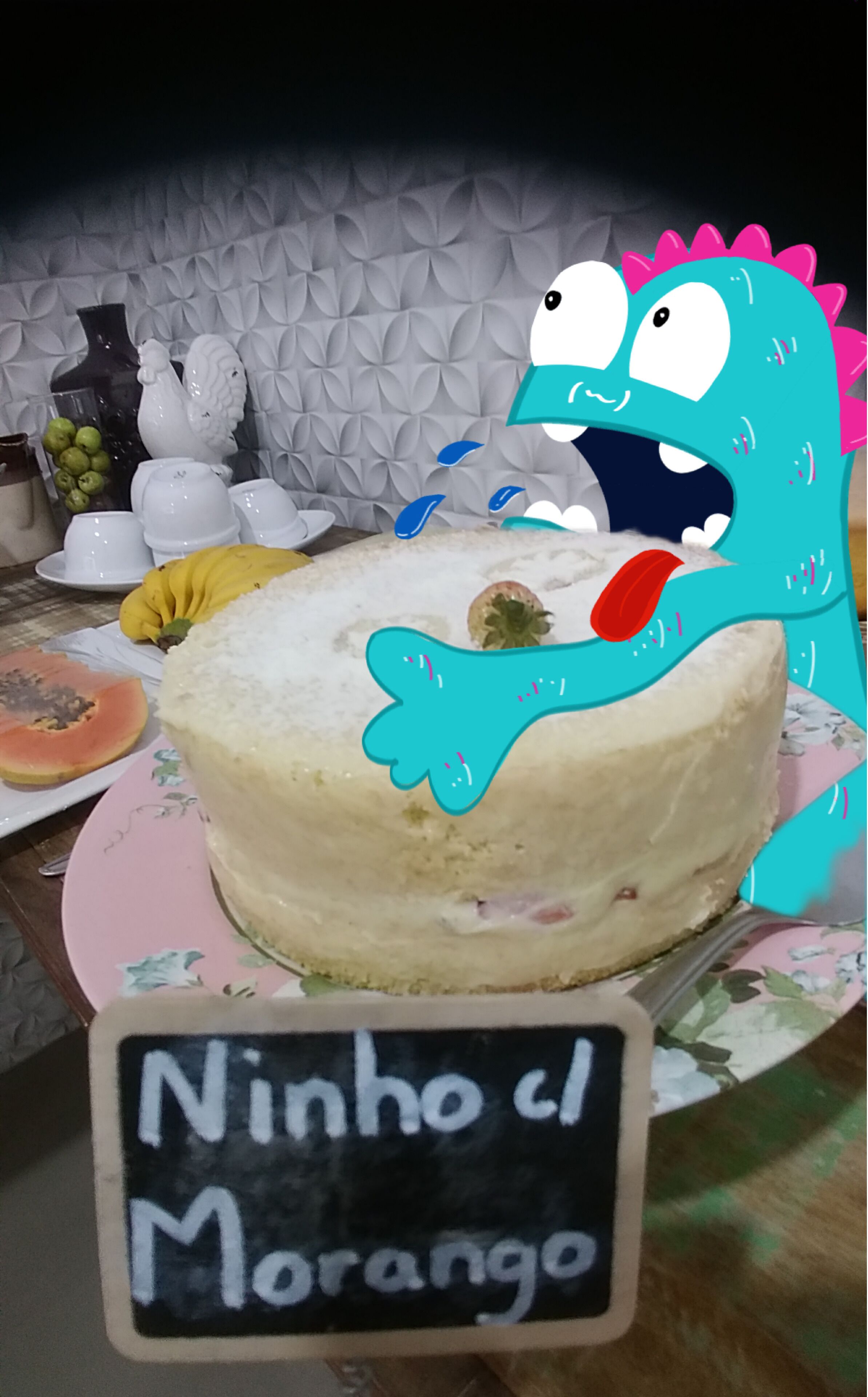 A cake with a cartoon character on top, labeled "Ninho do Morango".