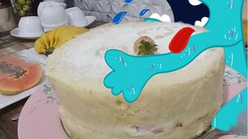 A cake with a cartoon character on top, labeled "Ninho do Morango".