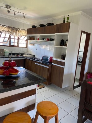 Fridge, microwave, stovetop, coffee/tea maker - Relaxe and fulfill your energy back . (Porto Seguro)