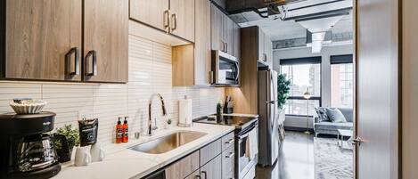 Frigorífic, microones, forn i placa de cuina