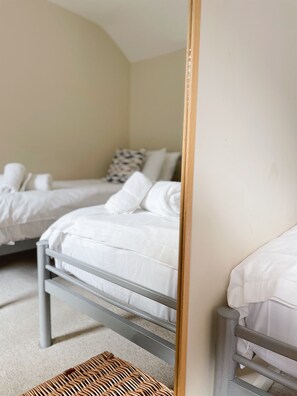 3 bedrooms, iron/ironing board, WiFi, bed sheets