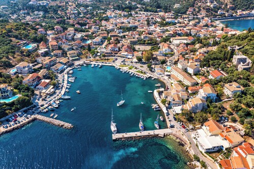 Ihastuttavalla ja mukavalla paikalla sijaitseva 2 makuuhuoneen huoneistohuvila Acharavissa