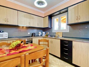 ثلاجة، ميكروويف، فرن، موقد طهي مسطح