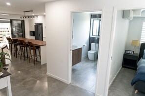 3 bedrooms, desk, iron/ironing board, WiFi - Modern Palm Beach getaway right near Talle Estuary (Palm Beach)