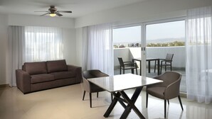 أغطية فراش متميزة وألحفة محشوة بالريش وخزنة داخل الغرفة ومكتب