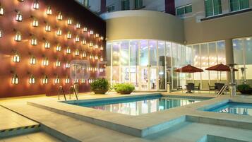 Outdoor pool, open 8:00 AM to 8:00 PM, pool loungers
