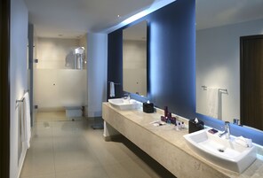 Superior kamer | Badkamer | Een douche, gratis toiletartikelen, een haardroger, handdoeken