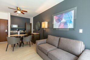 40-tums platt-tv med kabelkanaler