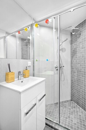 Standard Studio (5c) | Bathroom | Shower, rainfall showerhead, free toiletries, hair dryer - R&R Apart Cracow (Kraków)