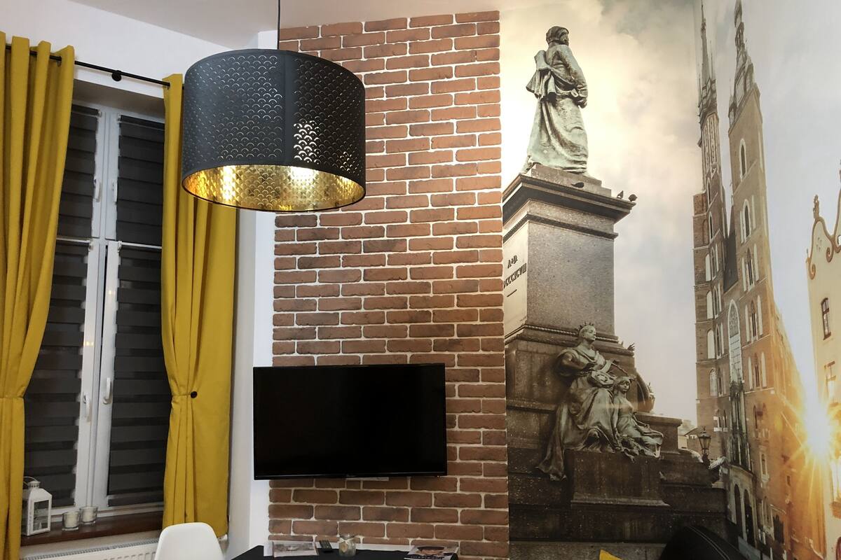 Una scrivania, Wi-Fi gratuito, lenzuola