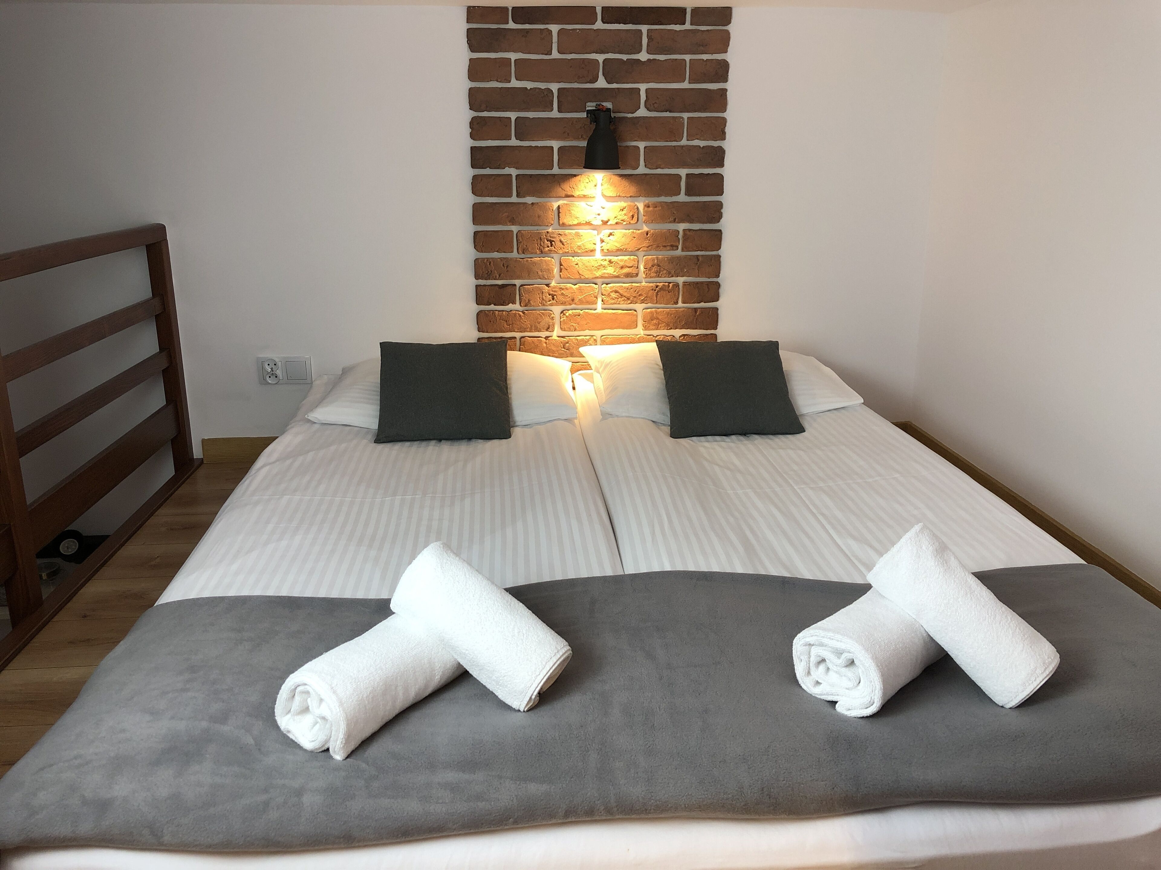 مكتب وواي فاي مجانًا وملاءات أسرّة