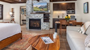 TV, fireplace