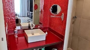 Superior Studio, 1 King Bed | Bathroom