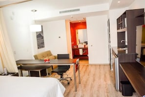 In-room safe, laptop workspace, iron/ironing board, free WiFi - Stain Loft & Suites (Irapuato)