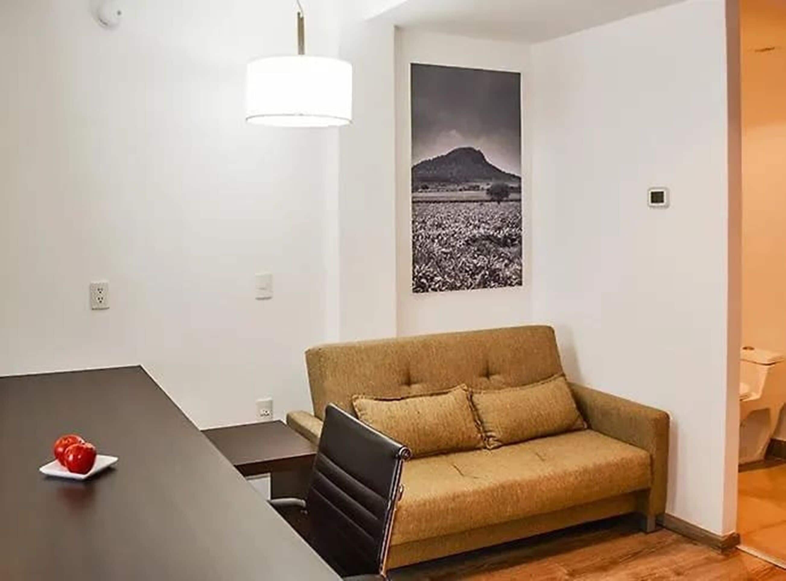 Studio, 1 chambre | Coin séjour | TV connectée de 32 pouces avec chaînes par câble, télévision
