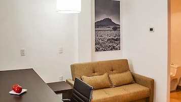 Studio, 1 chambre | Coin séjour | TV connectée de 32 pouces avec chaînes par câble, télévision