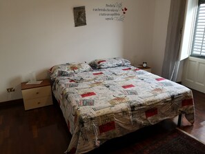 2 室のベッドルーム、デスク、アイロン / アイロン台、WiFi