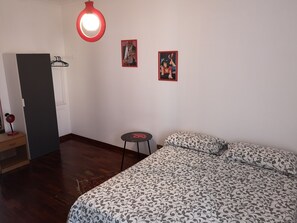 2 bedrooms, desk, iron/ironing board, WiFi