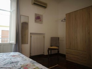 2 多间卧室、办公桌、熨斗/熨衣板、WiFi