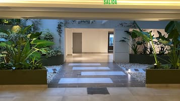 Pintu masuk properti