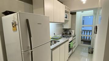 Apartemen | Dapur pribadi | Lemari es, microwave, kompor, dan peralatan masak/sendok-piring