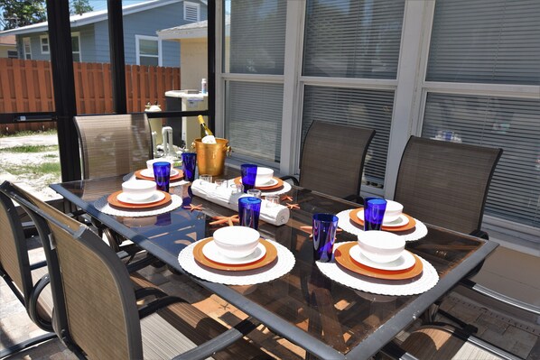 屋外ダイニングエリア