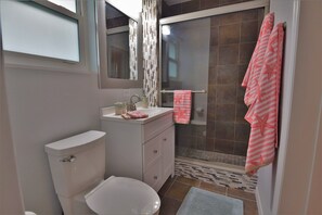Badewanne, Haartrockner, Handtücher, Seife