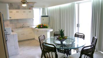 Habitación Premier, 2 habitaciones, cocina, torre | Cocineta privada | Utensilios de cocina